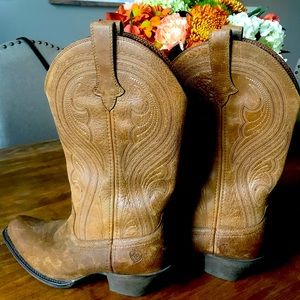 Women’s Ariat boots.
